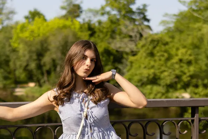 portrait de face sur un pont
